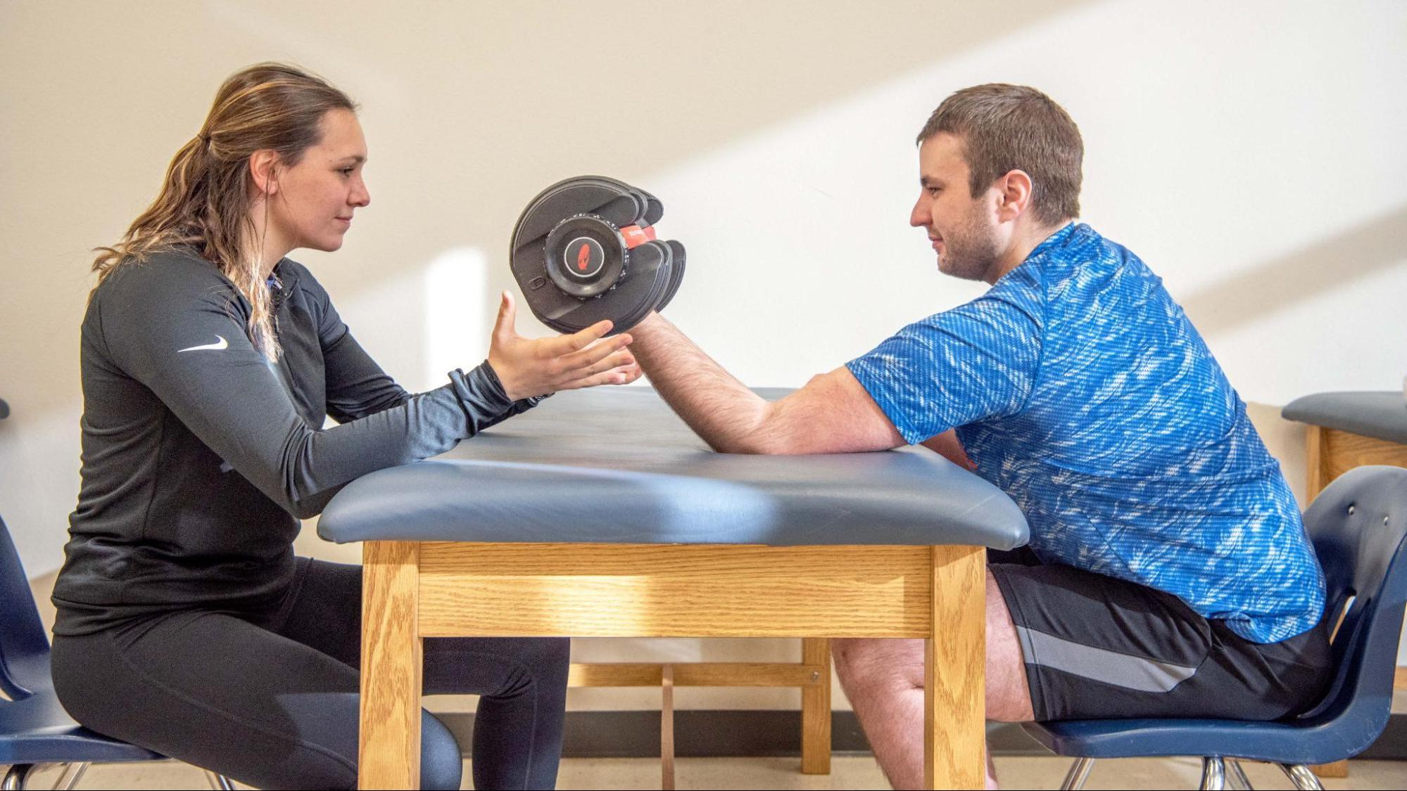 生物力学 students completing strength test